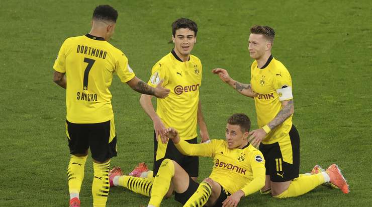 Vào! Một vài tình huống phòng ngự rất tệ của đối phương đã cho Thorgan Hazard (Dortmund) cơ hội đến rìa vòng cấm và anh ấy không mắc sai lầm với một pha dứt điểm rất hay. Tỉ số là 4:0.