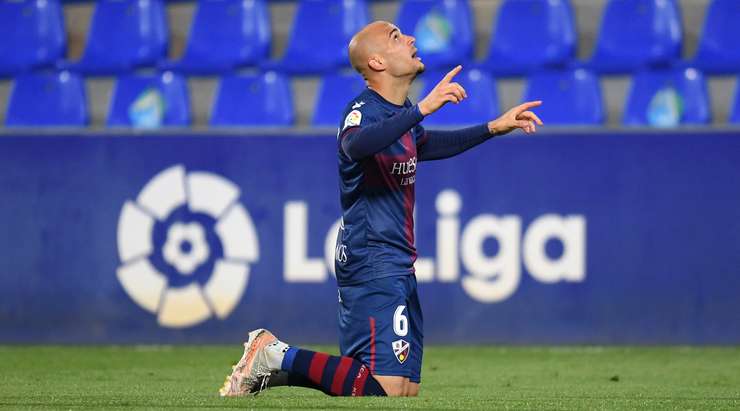 Sandro Ramirez (Huesca) nhận một đường chuyền tuyệt vời từ đồng đội nhưng cú sút của anh lại đi quá hiền vào chính giữa khung thành. Nhưng không! Thủ môn đã mắc một sai lầm chết người và quả bóng đã chui vào lưới!