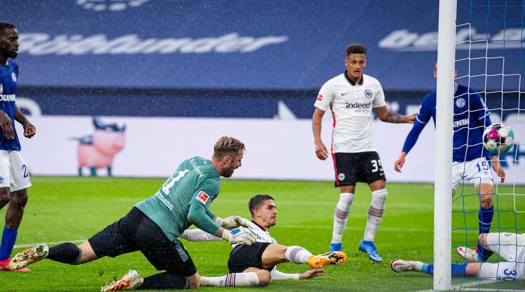Vào! Andre Silva (Eintracht Frankfurt) sút bóng bật ra vào phía trong cột dọc bên phải sau khi bóng đến chỗ anh ấy trong vòng cấm. Tỉ số là 4:3.