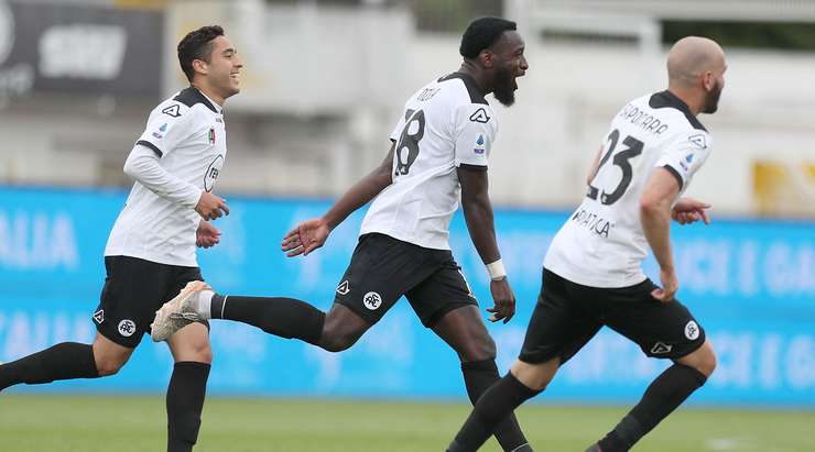 Riccardo Marchizza treo một đường bóng rất đẹp từ vị trí đá phạt. M'Bala Nzola (Spezia) nhận bóng và sút chìm rất mạnh vào ngay giữa khung thành, nâng tỉ số lên 3:1.