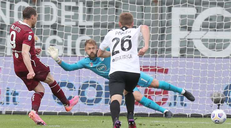 Vào! Andrea Belotti (Torino) tinh quái dừng lại một nhịp trước khi sút, chờ cho thủ môn Jeroen Zoet đổ người trước khi bình tĩnh đưa bóng vào góc thấp bên phải.