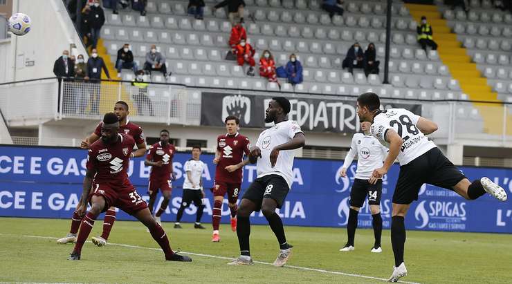 Vào! Diego Farias thực hiện một đường lob bóng gọn gàng vào vòng cấm cho Martin Erlic (Spezia), người đã chiến thắng trong pha không chiến với hậu vệ đối phương trước khi đánh đầu từ cự ly gần vào góc cao, làm tung nóc lưới. Tỉ số là 4:1.
