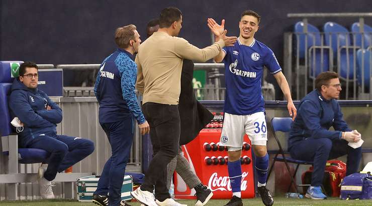 Bóng đã nằm trong lưới sau một pha dứt điểm xuất sắc của Blendi Idrizi (Schalke)! Klaas-Jan Huntelaar chọc khe rất sắc sảo và kiến tạo cơ hội cho Blendi Idrizi (Schalke), người đã phản ứng rất nhanh để thoát xuống đối mặt với thủ môn và dứt điểm từ cự li gần vào góc thấp bên trái khung thành. Tỉ số bây giờ là 2:2.