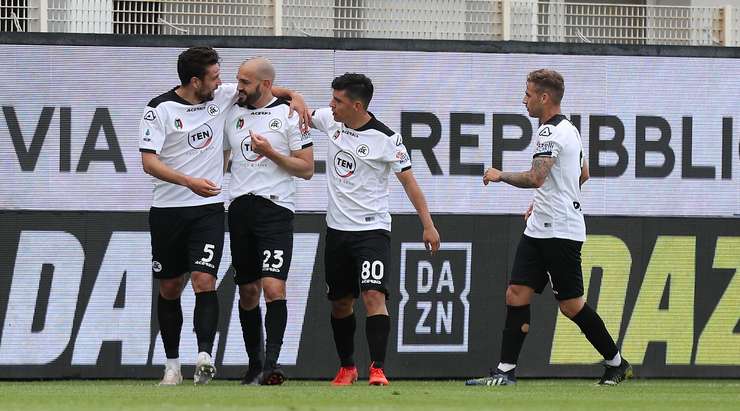 Vào! Riccardo Saponara (Spezia) len lỏi qua các cầu thủ đối phương trước khi tung một cú sút tuyệt diệu từ rìa vòng cấm vào phía trong cột dọc bên trái. Thủ môn Salvatore Sirigu đã không có cơ hội nào để chạm vào quả bóng. Tỉ số là 1:0.