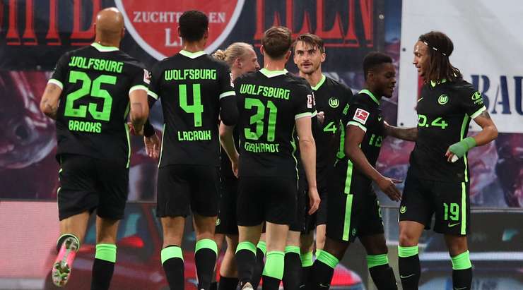 Maximilian Philipp (Wolfsburg) nhận một đường chuyền tốt và sút bóng mạnh từ cự ly tầm trung về phía góc cao bên phải khung thành, không cho thủ môn cơ hội nào.