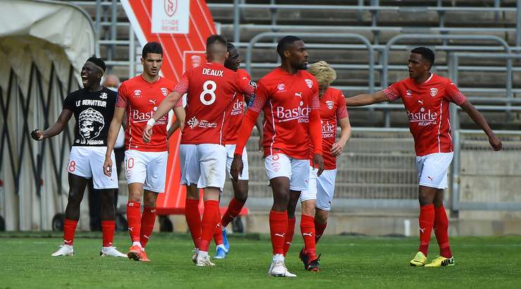 VÀO! Zinedine Ferhat đón quả tạt trong vòng cấm và đánh đầu về phía bên kia khung thành, nơi Moussa Kone (Nimes) đang ẩn nấp và cầu thủ này dễ dàng chích bóng vào lưới. 2:1.