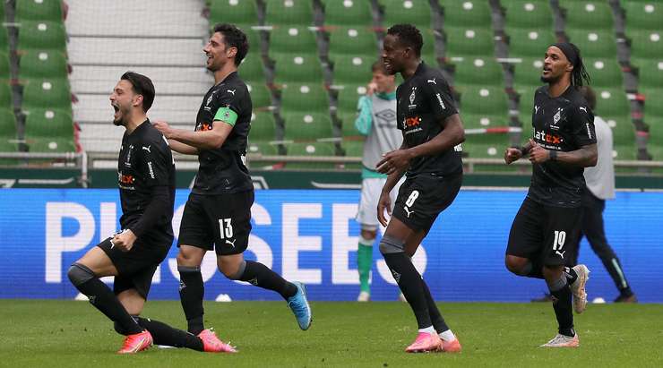 Bóng từ quả đá phạt tìm đến Ramy Bensebaini (B. Monchengladbach), người đang ở một vị trí rất trống trải và anh đã ghi bàn với một cú đánh đầu sấm sét vào góc cao bên phải khung thành. Một cú đánh đầu tầm xa siêu phẩm!