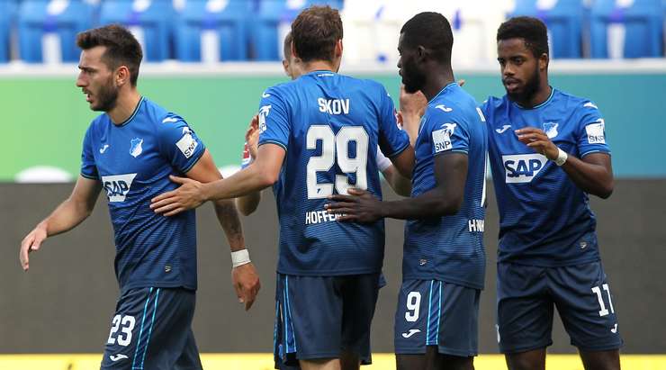 Sargis Adamyan (Hoffenheim) ghi bàn! Sargis Adamyan (Hoffenheim) được kiến tạo bởi Ryan Sessegnon và anh ấy đã cho thấy sự bình tĩnh tuyệt vời trong vòng cấm để sút bóng vào lưới. 1:1.