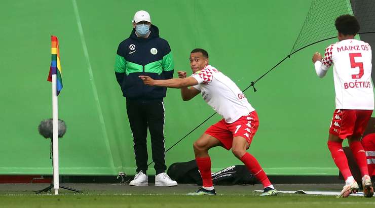 Vào! Robin Quaison (Mainz) sút bóng bật ra vào góc trái phía dưới sau khi bóng đến chỗ anh ấy trong vòng cấm. Tỉ số là 1:2.