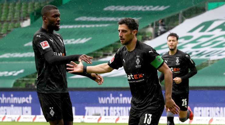 Vào! Lars Stindl (B. Monchengladbach) có đủ khoảng trống trong vòng cấm để đón một đường chuyền từ Stefan Lainer và dứt điểm gọn gàng vào góc thấp bên phải khung thành. 0:1.