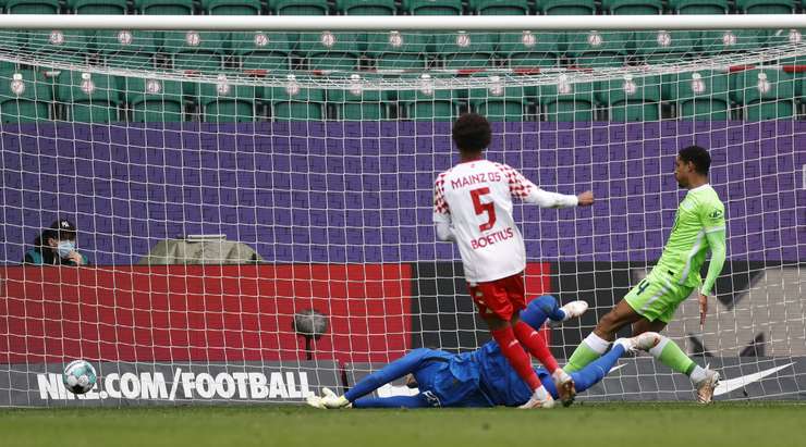 Jean-Paul Boetius (Mainz) nhận một đường chuyền sát thủ, đặt anh vào thế đối mặt với thủ môn và anh đã bình tĩnh đưa bóng vào lưới.