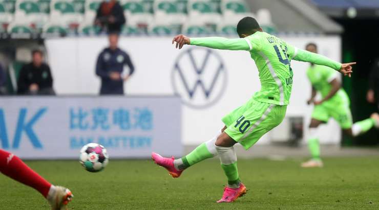 Joao Victor Santos Sa (Wolfsburg) khống chế bóng gọn gàng sau một đường chuyền sắc bén của đồng đội tại rìa vòng cấm và cứa bóng vào góc cao bên phải khung thành, theo một phong cách đã thành thương hiệu của anh.