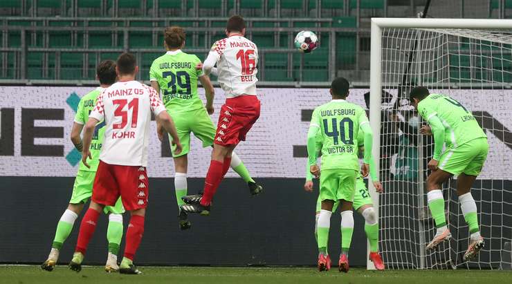 Stefan Bell (Mainz) bật cao hơn các hậu vệ đối phương trong vòng 5m50 để đón quả phạt góc và ghi bàn với một cú đánh đầu rất tốt vào góc thấp bên trái. Thủ môn đã không kịp phản ứng trong tình huống vừa rồi. Tỉ số bây giờ là 2:3.