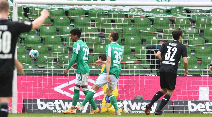 Vào! Florian Neuhaus (B. Monchengladbach) sút bóng bật ra vào góc trái phía dưới sau khi bóng đến chỗ anh ấy trong vòng cấm. Tỉ số là 0:4.