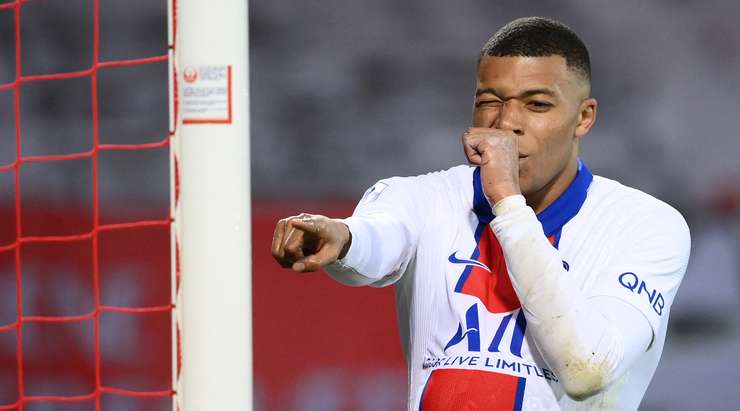 VÀO! Đường chuyền trên cả tuyệt vời cho Kylian Mbappe (Paris SG) đến sau một pha phản công. Ở một vị trí không thể trống trải hơn, anh bình tĩnh khống chế bóng trước khi dứt điểm gọn gàng từ cự ly gần, không cho thủ môn đối phương một cơ hội nào. Tỉ số bây giờ là 0:2.