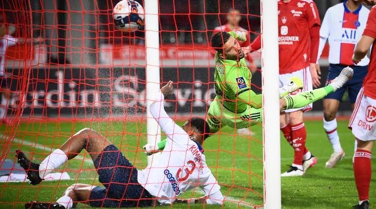 Romain Faivre (Brest) đã đốt lưới nhà trong một nỗ lực phá bóng ra sau quả phạt góc!