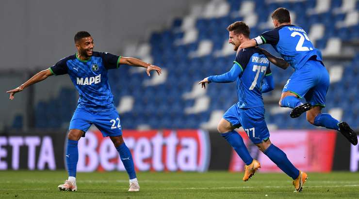 Một khoảnh khắc đẹp mắt! Giorgos Kyriakopoulos (Sassuolo) lấy bóng và tung một cú sút mạnh từ xa. Đó là một quyết định sáng suốt và pha dứt điểm vừa rồi đã đi thẳng vào góc thấp bên phải khung thành. Thủ môn Thomas Strakosha chỉ có thể lắc đầu trong tuyệt vọng! Tỉ số đã được nâng lên 1:0.