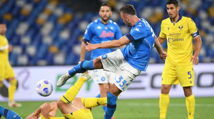 Vào! Amir Rrahmani (Napoli) sút bóng bật ra vào góc trái phía dưới sau khi bóng đến chỗ anh ấy trong vòng cấm. Tỉ số là 1:0.