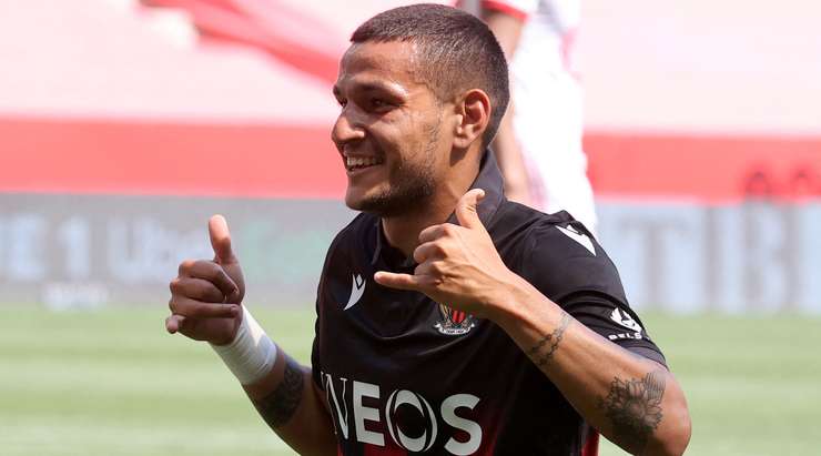 Vào! Alexis Claude Maurice nạp đạn cho Rony Lopes (Nice) ở một vị trí bên trong vòng cấm, và cầu thủ này đã giữ được cái đầu lạnh để sút tung nóc lưới khung thành đối phương. Tỉ số là 1:1.