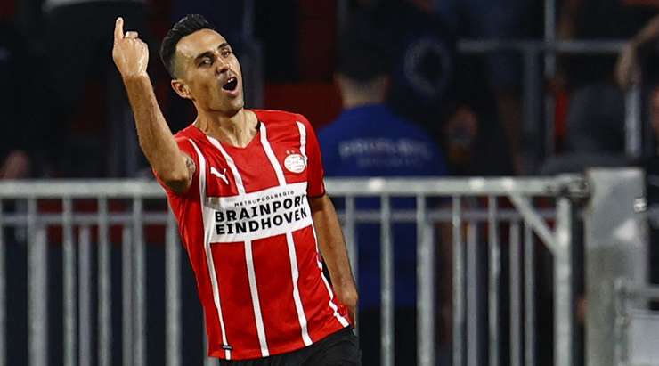 Eran Zahavi (PSV) khôn khéo phá bẫy việt vị và xông về phía khung thành. Khi trước mặt chỉ còn người gác đền, anh lạnh lùng đệm bóng, đưa bóng vượt quá tầm với của thủ môn và bay vào lưới!