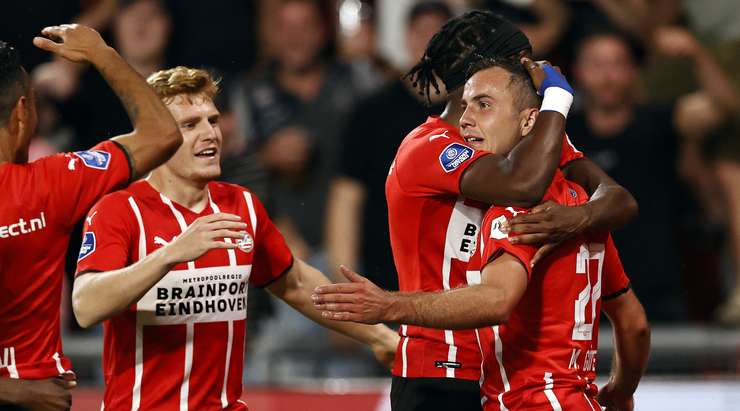 Mario Gotze (PSV) có rất nhiều khoảng trống sau khi đón một đường chuyền chính xác trong vòng cấm. Anh không do dự tung một cú sút tuyệt vời, đưa bóng vào góc cao bên phải khung thành.