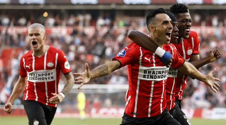 Vào! Thủ môn Fernando Muslera phạm một sai lầm tồi tệ và Eran Zahavi (PSV) đã không gặp khó khăn gì để đưa bóng vào lưới, 1:0.