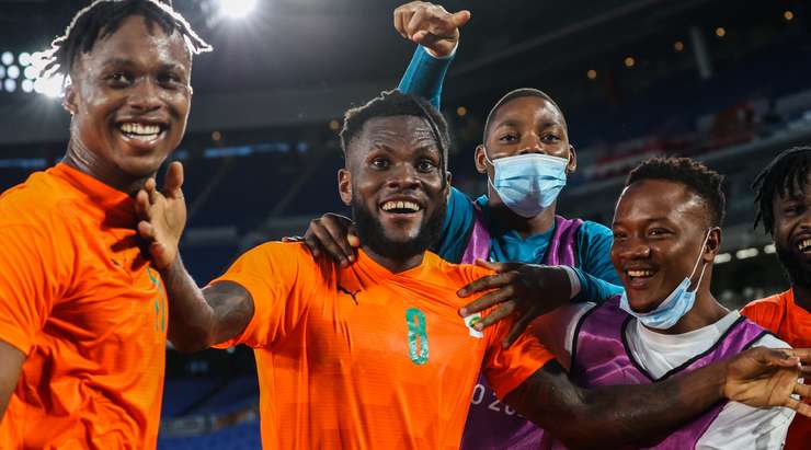 Franck Kessie (Bờ Biển Ngà) đón một đường chuyền sắc bén của đồng đội vào sâu bên trong vòng cấm và anh bình tĩnh sút bóng vào phía trong cột dọc bên phải!