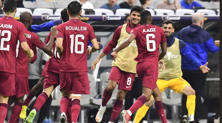 Abdulaziz Hatim (Qatar) nhận đường chuyền từ đồng đội và anh không hề do dự tung một cú sút không thể cản phá vào góc cao bên trái khung thành.