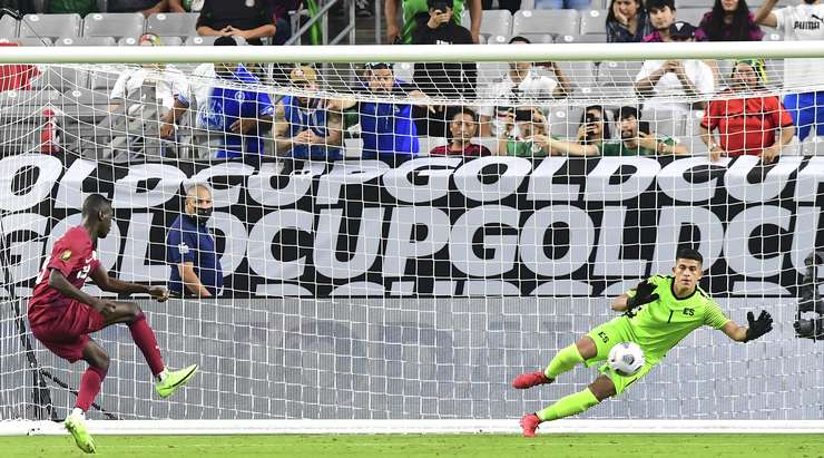 Vào! Ali Almoez (Qatar) sút bóng vào góc thấp bên phải khung thành, vượt qua tầm với của Mario Gonzalez dù thủ môn đã đổ người hết cỡ.