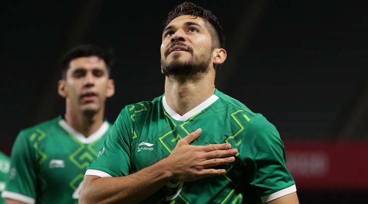 Henry Martin (Mexico) nhận đường chuyền từ đồng đội và anh không hề do dự tung một cú sút chìm không thể cản phá vào góc thấp bên phải khung thành.
