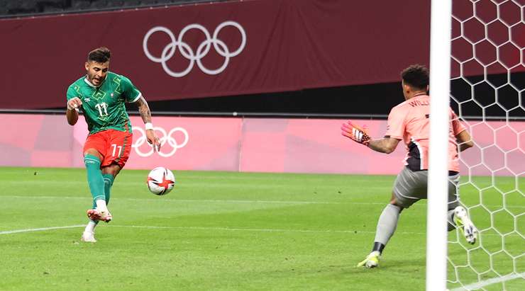 Vào! Uriel Antuna thể hiện nhãn quan tuyệt vời của mình với đường chuyền sắc sảo cho Alexis Vega (Mexico), người đã rất bình tĩnh sút bóng gọn gàng vào nóc lưới. Tỉ số là 0:1.