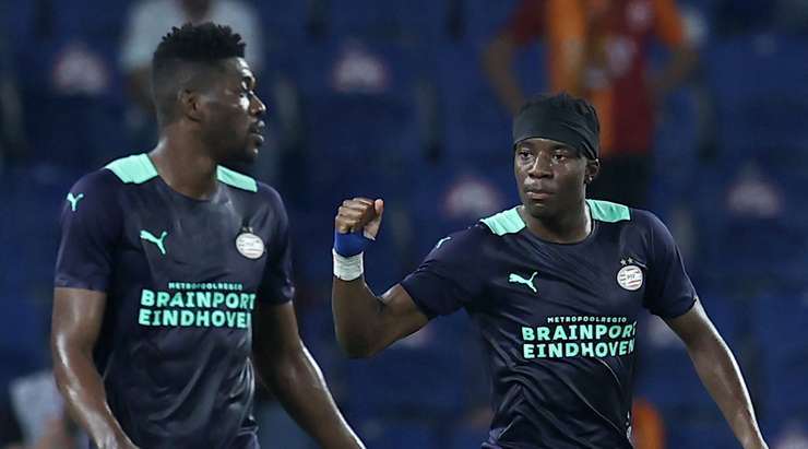 Noni Madueke (PSV) đón bóng trống trải và từ rìa vòng cấm tung một cú sút bị làm chệch hướng và vượt qua Fernando Muslera không thể làm gì được. 0:1.