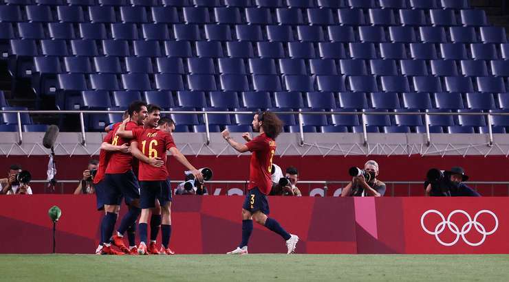 Vào! Dani Olmo thể hiện nhãn quan chiến thuật tuyệt vời bằng một đường chuyền tinh quái bên trong vòng cấm. Mikel Merino (Tây Ban Nha) cũng đã hoàn thành tốt phần việc của mình với cú sút một chạm, ghim bóng vào góc thấp bên trái khung thành. 1:0.