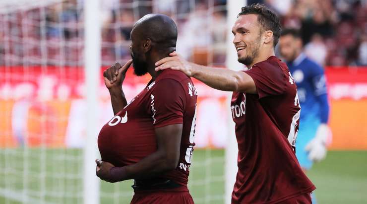 Mike Cestor (CFR Cluj) nhận bóng trong vòng cấm, anh xoay trở rất nhanh nhẹn và tung cú sút chìm, găm bóng vào chính giữa khung thành.