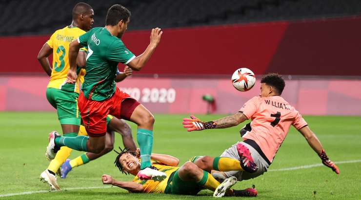 Vào! Luis Romo (Mexico) tung một cú sút trong vòng cấm và pha dứt điểm bị chệch hướng và đi qua thủ môn. 0:2.