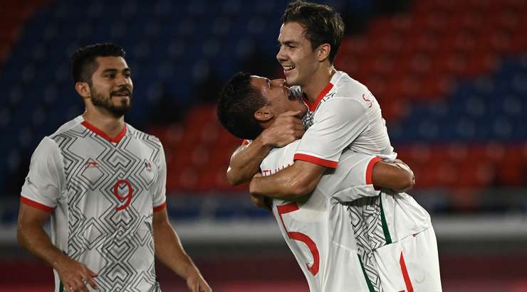 Vào! Sebastian Cordova (Mexico) sút bóng vào góc trái khung thành, vượt qua tầm với của Bum-Keun Song dù thủ môn đã đổ người hết cỡ.