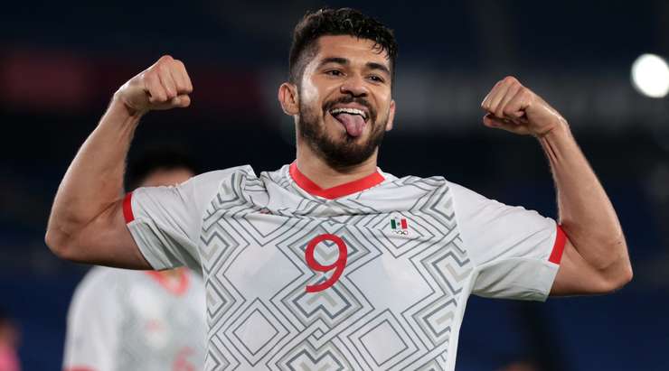 VÀO! Sebastian Cordova cứa bóng từ vị trí đá phạt vào vòng cấm và Henry Martin (Mexico) thoát khỏi người theo kèm để tung một cú đánh đầu xuất sắc, đánh bại thủ môn Bum-Keun Song và đưa bóng vào góc trái mành lưới. Tỉ số là 2:4.
