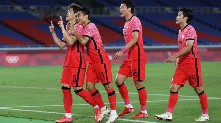 Vào! Dong-Gyeong Lee (Hàn Quốc) nhận đường chuyền từ đồng đội và anh không hề do dự tung một cú sút không thể cản phá vào sát phía trong cột dọc bên phải.