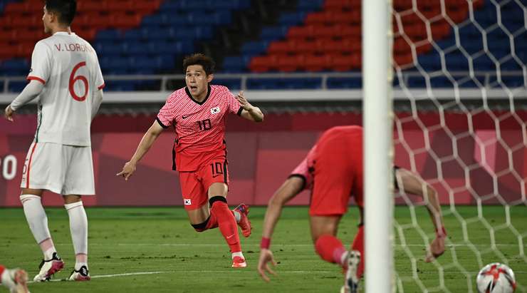 Vào! Đường chuyền bóng của Jin-Ya Kim đến chân Dong-Gyeong Lee (Hàn Quốc) và cầu thủ này tung một cú sút một chạm cực tốt vào góc cao bên phải khung thành. Thủ môn đã không thể cản phá cú sút, và tỉ số là 2:3.