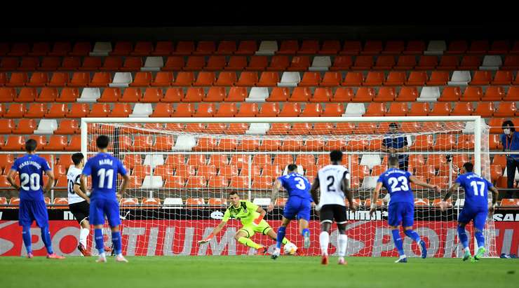 Vào! Carlos Soler (Valencia) tinh quái dừng lại một nhịp trước khi sút, chờ cho thủ môn David Soria đổ người trước khi bình tĩnh đưa bóng vào góc thấp bên phải.
