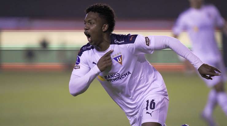Một pha dứt điểm tuyệt diệu! Djorkaeff Reascos (LDU Quito) canh thời điểm hoàn hảo để đón một quả tạt và sút bóng sấm sét từ sâu trong vòng cấm vào phía bên trái mành lưới!