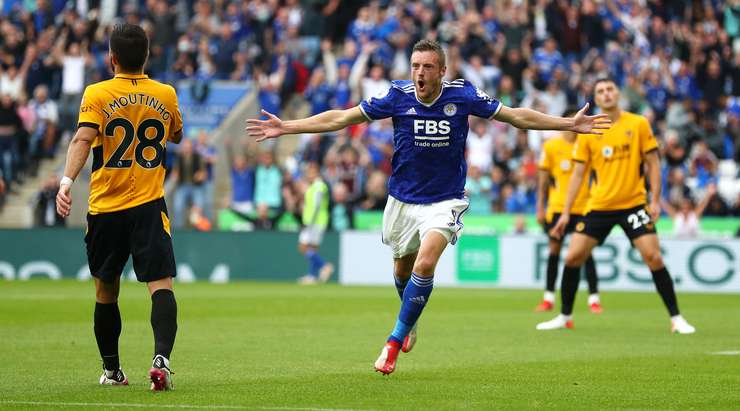 Jamie Vardy (Leicester) có một pha chạm bóng tinh tế để kiểm soát một quả tạt đẹp mắt bên trong vòng cấm và tung cú sút sấm sét vào nóc lưới. Một bàn thắng xuất sắc!