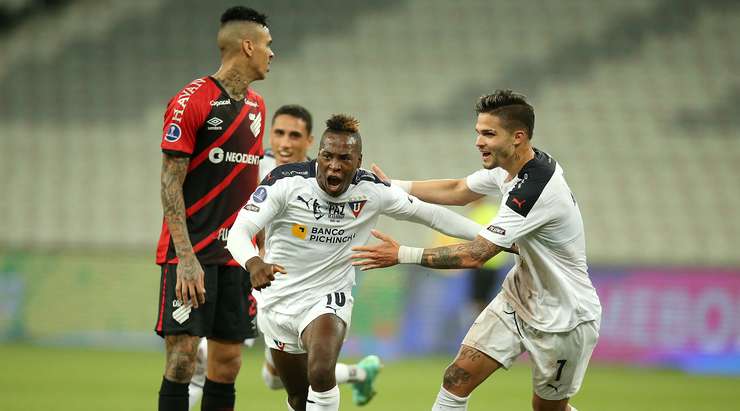 Jhojan Esmaides Julio Palacios (LDU Quito) nhận một đường chuyền thú vị bên trong vòng cấm và anh sút bóng vào góc cao bên phải khung thành. Một pha dứt điểm tuyệt đẹp!
