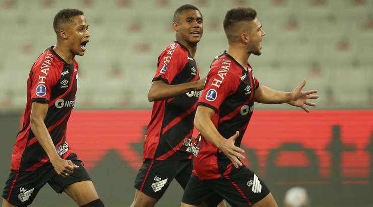 Vào! Guilherme Bissoli Campos (Athletico-PR) tinh quái dừng lại một nhịp, chờ cho thủ môn Adrian Gabbarini đổ người trước khi bình tĩnh sút tung nóc lưới.