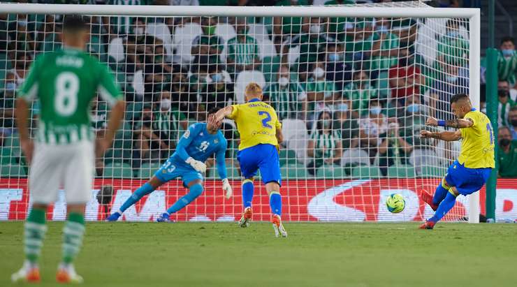 Vào! Alvaro Negredo (Cadiz) giành chiến thắng trên chấm phạt đền bằng một cú sút không thể cản phá, vượt qua tầm với của thủ môn Rui Silva vào góc thấp bên phải.