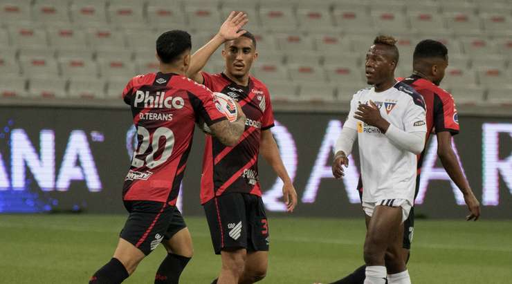 Vào! Christian (Athletico-PR) len lỏi qua các cầu thủ đối phương trước khi tung một cú sút tuyệt diệu từ rìa vòng cấm vào nóc lưới. Thủ môn Adrian Gabbarini đã không có cơ hội nào để chạm vào quả bóng. Tỉ số là 1:1.
