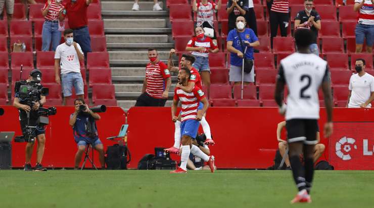 VÀO! Đường chuyền trên cả tuyệt vời cho Luis Suarez (Granada CF) đến sau một pha phản công. Ở một vị trí không thể trống trải hơn, anh bình tĩnh khống chế bóng trước khi dứt điểm gọn gàng từ cự ly gần, không cho thủ môn đối phương một cơ hội nào. Tỉ số bây giờ là 1:0.