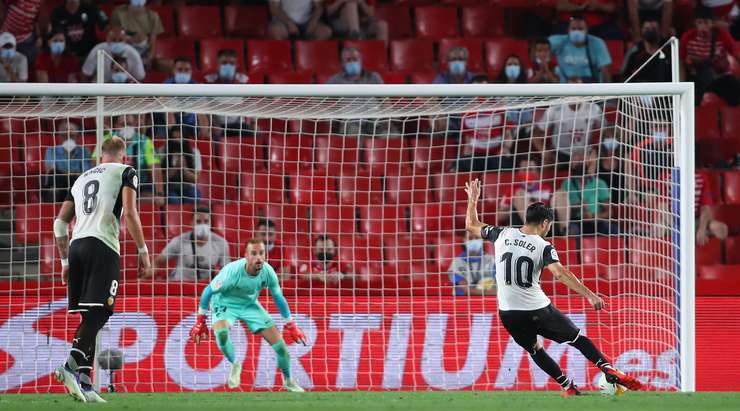 Vào! Carlos Soler (Valencia) sút bóng vào góc trái khung thành, vượt qua tầm với của Aaron Escandell dù thủ môn đã đổ người hết cỡ.