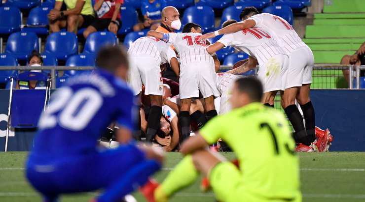 Vào! Erik Lamela (Sevilla) đã có mặt đúng lúc đúng chỗ để chộp lấy bóng bật ra trong vòng cấm, và anh ấy sút bóng thành bàn. Tỉ số là 0:1.