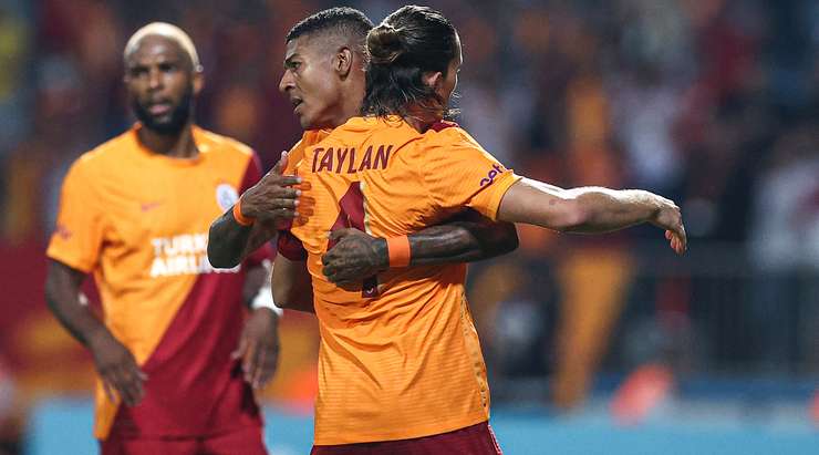 Vào! Patrick van Aanholt (Galatasaray) chớp cơ hội sau một tình huống bóng bật ra trong vòng cấm và đánh bại thủ môn với một cú sút vào mé trong cột dọc bên phải. Tỉ số đã được nâng lên: 1:1.